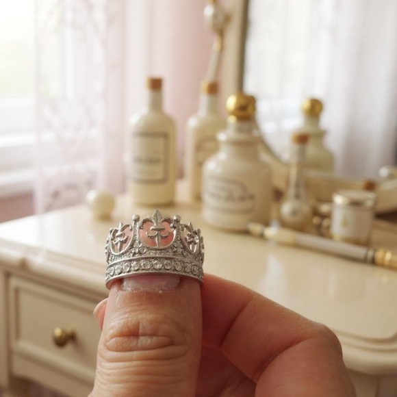 Silver crown design ring size 9 paved clear crystals & Stamped .925 - Picture 3 of 11